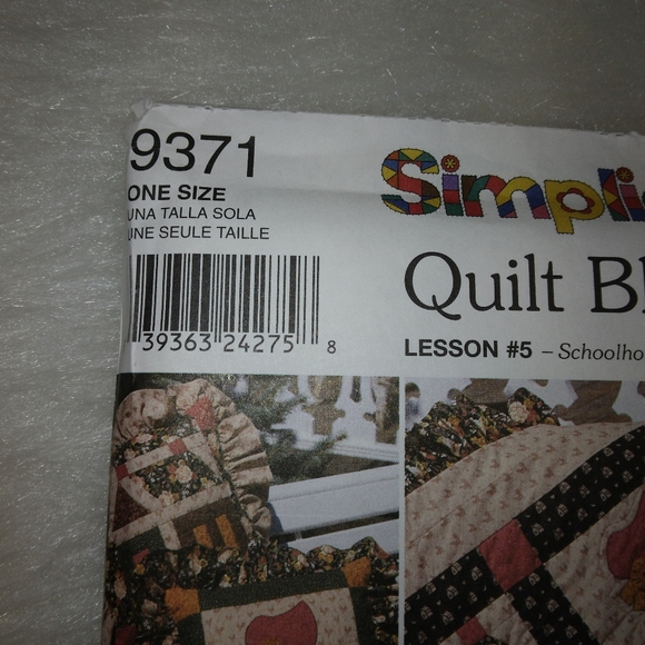 SIMPLICITY 9371 Quilt Block Club, Lesson 5, School House & Sunbonnet - Picture 2 of 6
